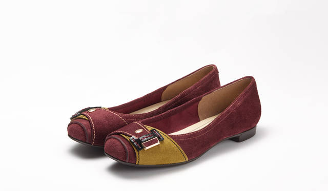 <strong>WOMEN'S</strong>／トゥについたストラップ飾りが個性的なフラットシューズ。ややゆったりとした木型を使うことで、長時間歩いても疲れにくい仕様になっている。ジーンズやスカートと合わせてカジュアルに履きこなしたい。1万6200円