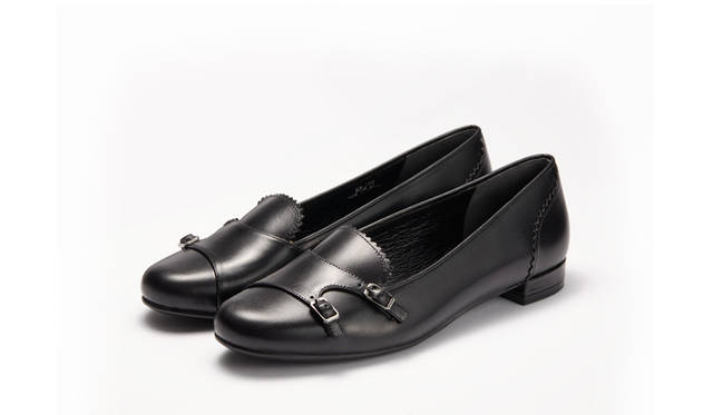 <strong>WOMEN'S</strong>／紳士靴の定番であるダブルモンクのストラップをあしらったローファータイプのシューズ。トラッドな見た目でありながら、細身の木型を使うことでレディライクなフォルムに仕上げている。1万7280円