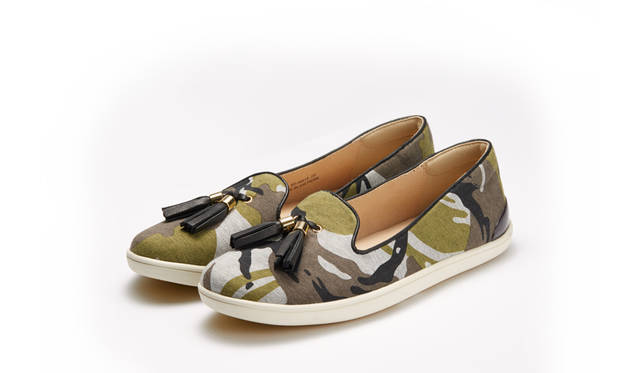 <strong>WOMEN'S</strong>／インパクトのある迷彩柄のスウェット地を使ったタッセル付きのシューズ。一見、パンプスのようでありながら、スニーカー用のソールを使うことで履き心地も抜群。リーガルの専門店「REGAL SHOES」限定。1万5120円