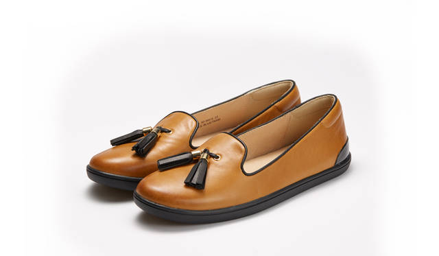 <strong>WOMEN'S</strong>／写真36と同じフォルムのモデルは、アッパーにレザーを使うことで印象が大きく変化。クラシックな表情を残したモダンな靴に仕上がっている。リーガルの専門店「REGAL SHOES」限定。1万5120円