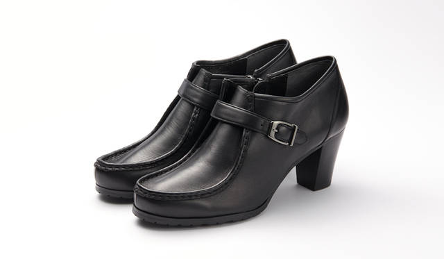 <strong>WOMEN'S</strong>／チロリアンシューズを応用したショートブーツ。高さ65mmのヒールは太く安定性に優れ、靴の内側にはジップを付けることで履きやすさにもこだわった。シックな装いからカジュアルまで幅広く使えるシューズだ。リーガルの専門店「REGAL SHOES」限定。2万3760円