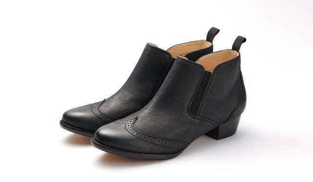 <strong>WOMEN'S</strong>／ウィングチップをあしらったサイドゴアブーツは、ゴートレザーを使った個性的な表情に特徴がある。高さ30mmのヒールが女性らしさを演出する。ノンウォッシュのタイトなジーンズと合わせて履きこなしたい。リーガルの専門店「REGAL SHOES」限定。1万9440円