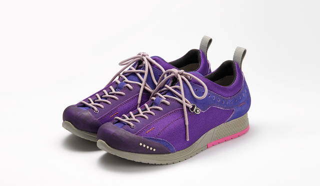 <strong>WOMEN'S</strong>／タウンユース用に作られたシティトレックは、軽さに特徴のあるEVAソールを採用。つま先にはオリジナルのトゥガードを用い、かかとには擦り減りを防ぐラバーを施すなど、機能にもこだわった利便性の高い一足に仕上がっている。1万8360円