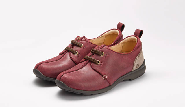 <strong>WOMEN'S</strong>／愛らしいデザインのウォーキングシューズは、かかとに高反発のクッションを内蔵し、長時間履いても疲れにくい設計。ゴムを使ったシューレースを使うことでスリッポンのように履きやすく、カジュアルなシーンで活躍する。1万7280円