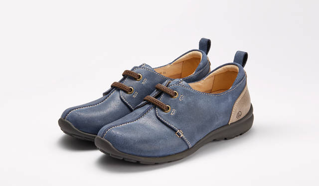 <strong>WOMEN'S</strong>／写真43の別カラー。旅行やショッピングといったシチュエーションにおすすめ。1万7280円