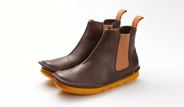 <strong>WOMEN'S</strong>／スペイン製の牛革を使ったアッパーに、スポーツテイストのスニーカーソールを組み合わせたサイドゴアブーツ。軽くて反発性の高いEVAソールを使うことで歩きやすさにもこだわって作られている。1万8360円