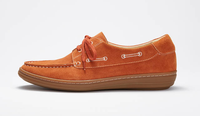 <strong>MEN'S</strong>／柔らかなスエードを使ったモカシン。靴のサイドのシューレースを刺繍で表現した愛らしいデザインに特徴がある。1万7280円