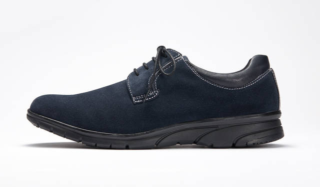 <strong>MEN'S</strong>／写真11と同じモデル。オンオフ問わず履くことのできるシックなネイビーを採用。1万9440円