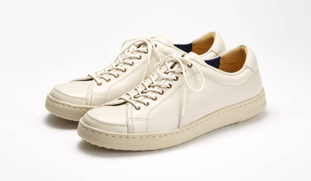 <strong>MEN'S</strong>／美しいシンプルなデザインが魅力のレザースニーカーは、さまざまなコーディネートに合わせることができる。中底を使わない仕立てとオパンケ製法で作られ、ソールの返りが抜群に良い。1万7280円
