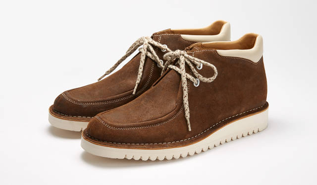 <strong>MEN'S</strong>／写真24、25と色違いの一足。1万9440円