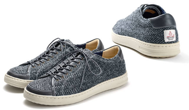 <strong>MEN'S</strong>／100年以上の歴史を誇る、英国の「ハリスツイード」を使った限定のスニーカー。あたたかみを感じさせる素朴な表情が新鮮で、かかとに施されたロゴがアクセント。靴のフォルムは、写真21や22のモデルと同じ。リーガルの専門店「REGAL SHOES」で、9月11日（金）から27日（日）の期間足数限定発売。1万9440円