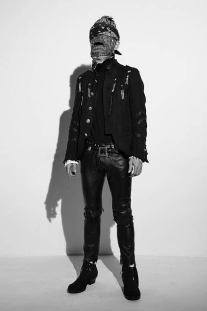 <strong>TAKAHIROMIYASHITATheSoloist.｜タカヒロミヤシタザソロイスト.</strong><br /><strong>2015-16年 秋冬コレクション</strong>　costume jacket with conchos 27万3672円、rough out jean 18万3492円、turtle neck sweater 4万6332円、western cut boots with fringe 14万292円、25mm single pin buckle belt 3万8772円、40mm single pin buckle over belt 4万5252円