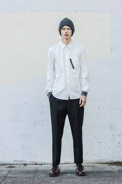 <strong>BLACK & BLUE｜ブラック アンド ブルー</strong><br /><strong>2015-16年 秋冬コレクション</strong>　ミリタリーポケットシャツ 2万4840円、ストレートパンツ 3万2400円、ハンドニット・ワッチキャップ 7560円