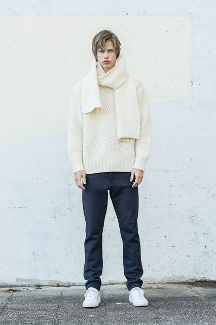 <strong>BLACK & BLUE｜ブラック アンド ブルー</strong><br /><strong>2015-16年 秋冬コレクション</strong>　ハンドニットセーター 3万4560円、ハンドニットマフラー 1万7280円、5ポケットパンツ 3万5640円