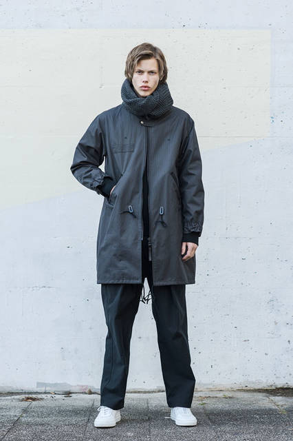 <strong>BLACK & BLUE｜ブラック アンド ブルー</strong><br /><strong>2015-16年 秋冬コレクション</strong>　ノーカラーモッズコート6万3720円、2タックワイドパンツ2万5920円、ハンドニットマフラー1万7280円