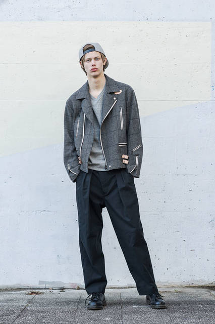 <strong>BLACK & BLUE｜ブラック アンド ブルー</strong><br /><strong>2015-16年 秋冬コレクション</strong>　ライダースジャケット 7万7760円、VネックTシャツ 8640円、2タックワイドパンツ 2万5920円、キャップ 9720円