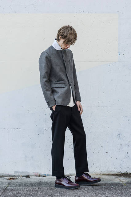 <strong>BLACK & BLUE｜ブラック アンド ブルー</strong><br /><strong>2015-16年 秋冬コレクション</strong>　テーラードジャケット 6万2640円、テープシャツ 2万3760円、ストレートパンツ 3万2400円