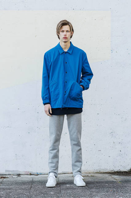 <strong>BLACK & BLUE｜ブラック アンド ブルー</strong><br /><strong>2015-16年 秋冬コレクション</strong>　コーチジャケット3万6720円、裏毛スウェット2万3760円、5ポケットパンツ3万5640円