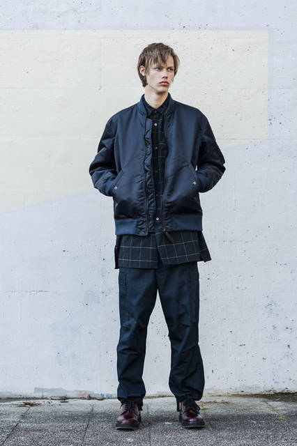 <strong>BLACK & BLUE｜ブラック アンド ブルー</strong><br /><strong>2015-16年 秋冬コレクション</strong>　ミリタリーフライトジャケット 6万2640円、ロングシャツ 2万3760円、ファティーグパンツ 3万1320円