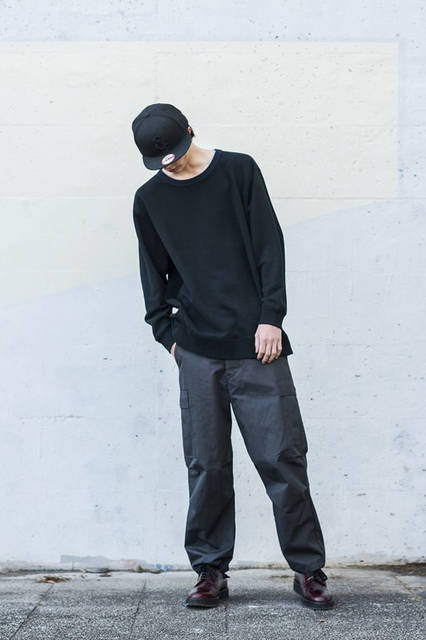 <strong>BLACK & BLUE｜ブラック アンド ブルー</strong><br /><strong>2015-16年 秋冬コレクション</strong>　サーマル・カットソー 2万3760円ファティーグパンツ 3万2400円、キャップ 9720円