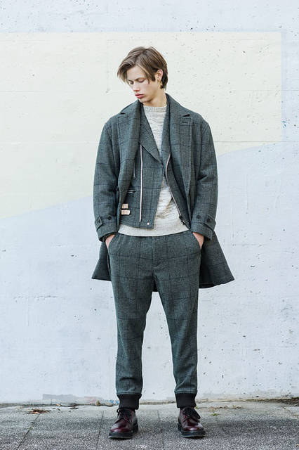 <strong>BLACK & BLUE｜ブラック アンド ブルー</strong><br /><strong>2015-16年 秋冬コレクション</strong>　ツイード・ダブルコート8万5320円、ライダースジャケット7万7760円、クルーネックセーター2万5920円、リブ・トラウザーズ3万8880円