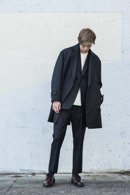 <strong>BLACK & BLUE｜ブラック アンド ブルー</strong><br /><strong>2015-16年 秋冬コレクション</strong>　チェビオットサージ・ダブルコート8万4240円、テーラードジャケット6万2640円、サーマル・カットソー2万3760円、ストレートパンツ3万2400円