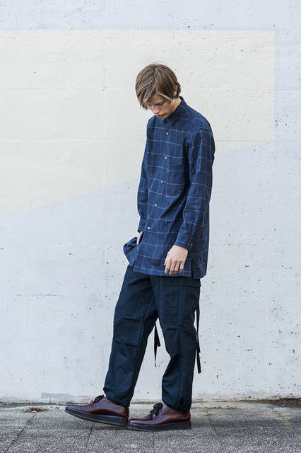 <strong>BLACK & BLUE｜ブラック アンド ブルー</strong><br /><strong>2015-16年 秋冬コレクション</strong>　ロングシャツ2万3760円、ファティーグパンツ3万1320円