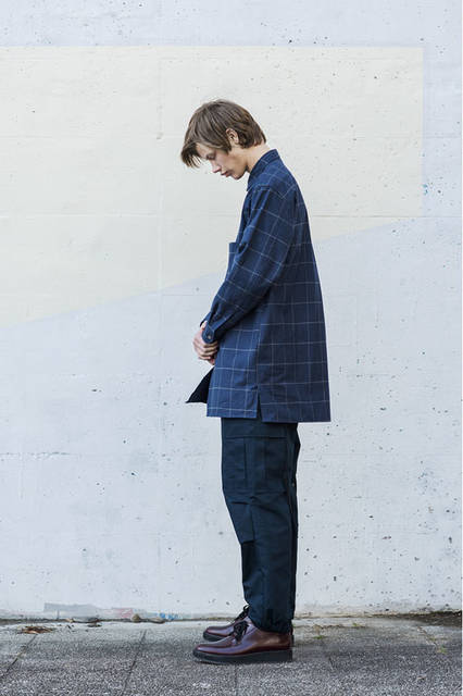 <strong>BLACK & BLUE｜ブラック アンド ブルー</strong><br /><strong>2015-16年 秋冬コレクション</strong>　ロングシャツ 2万3760円、ファティーグパンツ 3万1320円