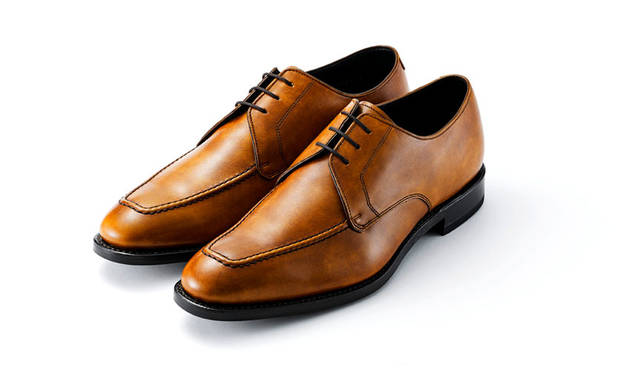 明るいブラウンのハンドフィニッシュは軽快な足元を演出。ロングノーズのUチップスタイルと相まって艶やかな雰囲気が漂っている。2万9160円