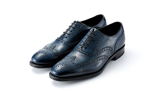 ハンドフィニッシュで仕上げたウイングチップ。深みのあるネイビーは合わせるスーツの色を選ばない。写真のほかにブラック、ブラウン、ダークブラウンも展開。2万9160円