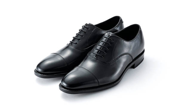 一足は備えたい黒のストレートチップ。グッドイヤーウェルト製法と普遍的フォルムで長く履ける。写真のほかにダークブラウンも展開。2万9160円