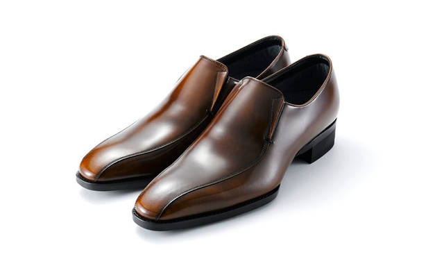 トレンドのドレススポーツを意識したスワールモカは脱ぎ履きも容易。深みのあるアドバンレザー採用。写真のほかにブラックも展開。2万5920円