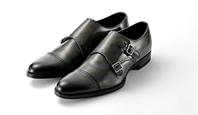 パーティシーンに提案するカモフラージュレザーシリーズ。目立ちすぎない表情で大人の遊び心を演出。写真のほかにグレー、カモフラージュも展開。2万8080円