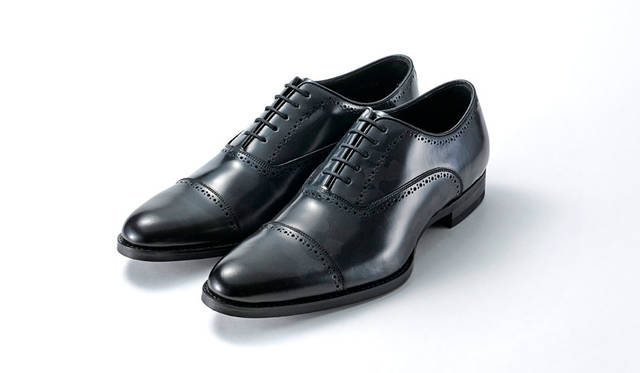 フォーマルなストレートチップとグレーカモフラージュレザーを融合。タキシードからデニムまで合う。写真のほかにグリーン、カモフラージュも展開。2万8080円