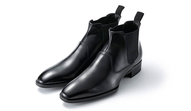 秋冬のビズスタイルに必須のサイドゴア。ドレススポーツシリーズ特有のシャープなフォルムがマッチ。写真のほかにブラウンも展開。2万7000円