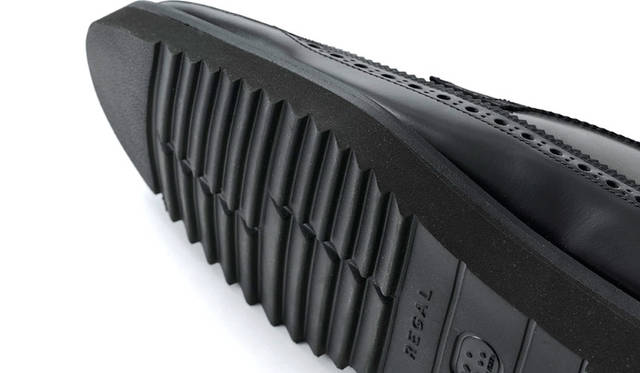 ツートーンウイングチップには厚みのあるラバー製シャークソールを採用。スポーティなモードテイストを演出し、カジュアルとも相性がいい。