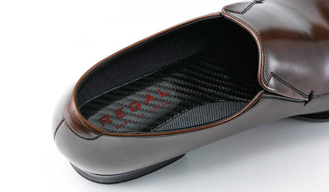 ドレススポーツシリーズには、ウレタンフォーム入りのカーボン調インソールをプラス。抜群のクッション性により、スニーカー感覚の履き心地だ。