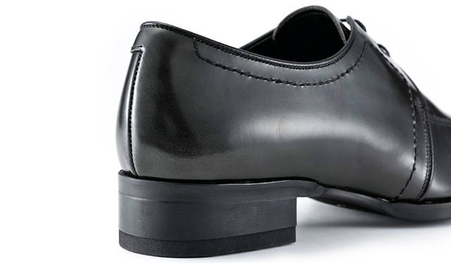 ややハイヒールに設定されたヒールによって、脚長効果があるのもドレススポーツシリーズの特徴。ソールはラバー張りで防滑性も十分。