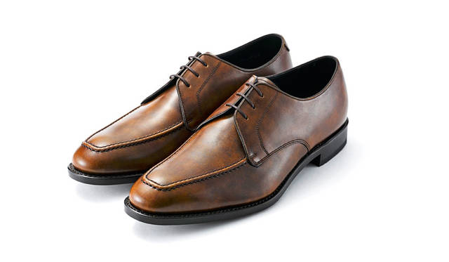 アンティークのようなハンドフィニッシュの表情が高級感満点の一足。落ち着いた雰囲気もあるが、シャープなフォルムで若々しさも。2万9160円