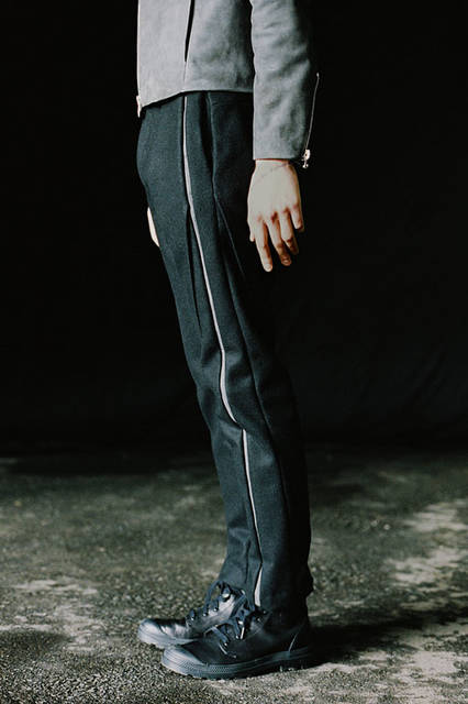 <strong>MN LAST｜エムエヌラスト</strong><br /><strong>2015-16年 秋冬コレクション</strong>　レザージャケット 6万5880円、パンツ 3万5640円