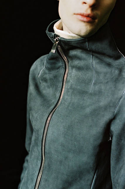 <strong>MN LAST｜エムエヌラスト</strong><br /><strong>2015-16年 秋冬コレクション</strong>　レザージャケット 6万5880円、シャツ 2万5920円