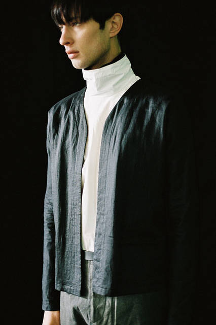 <strong>MN LAST｜エムエヌラスト</strong><br /><strong>2015-16年 秋冬コレクション</strong>　カーディガン 2万3760円、シャツ 2万520円