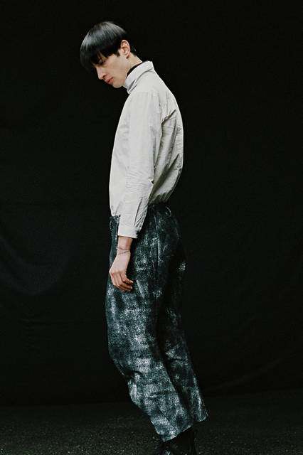 <strong>MN LAST｜エムエヌラスト</strong><br /><strong>2015-16年 秋冬コレクション</strong>　シャツ 2万520円、パンツ 4万3200円