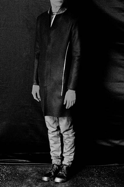 <strong>MN LAST｜エムエヌラスト</strong><br /><strong>2015-16年 秋冬コレクション</strong>　コート 7万3440円、レザー 6万6960円、パンツ 3万240円