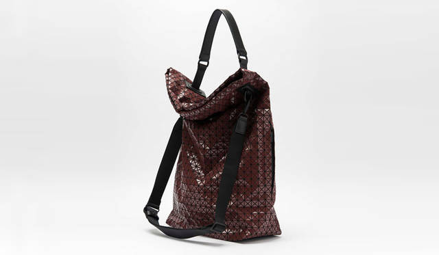 <strong>BAO BAO ISSEY MIYAKE｜バオ バオ イッセイ ミヤケ</strong><br />別注アイテム「W FACE」7万9920円（サイズ：H535×W315×D145mm／カラー：ブラック、マットブラック、ボルドー）