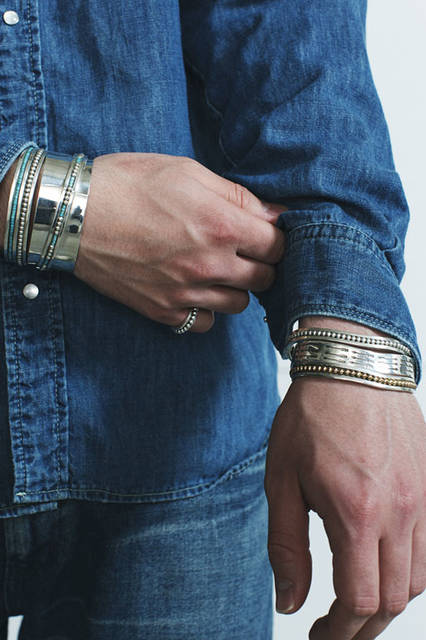 <strong>METAPHORE｜メタファー</strong><br /><strong>2015-16年 秋冬コレクション</strong>　バングル各3万5640円、5万9400円、リング2万6784円