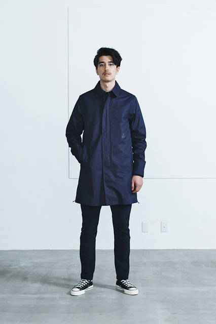 <strong>METAPHORE｜メタファー</strong><br /><strong>2015-16年 秋冬コレクション</strong>　コート5万7240円、パンツ2万3760円