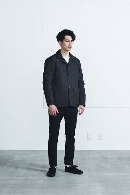 <strong>METAPHORE｜メタファー</strong><br /><strong>2015-16年 秋冬コレクション</strong>　ジャケット5万4000円、パンツ2万3760円