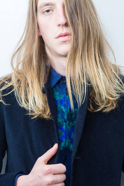 <strong>doublet｜ダブレット</strong><br /><strong>2015-16年 秋冬コレクション</strong>　UN-FINISH VELVET JACKET 4万7520円、EMBROIDERY SHIRT 2万8000円