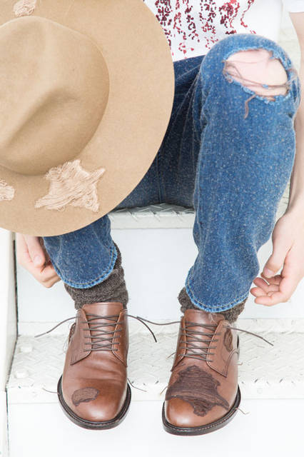 <strong>doublet｜ダブレット</strong><br /><strong>2015-16年 秋冬コレクション</strong>　DAMEGE DENIM PANT 3万6720円、EMBROIDERY HAT 3万240円、EMBROIDERY LEATHER SHOES 6万2640円